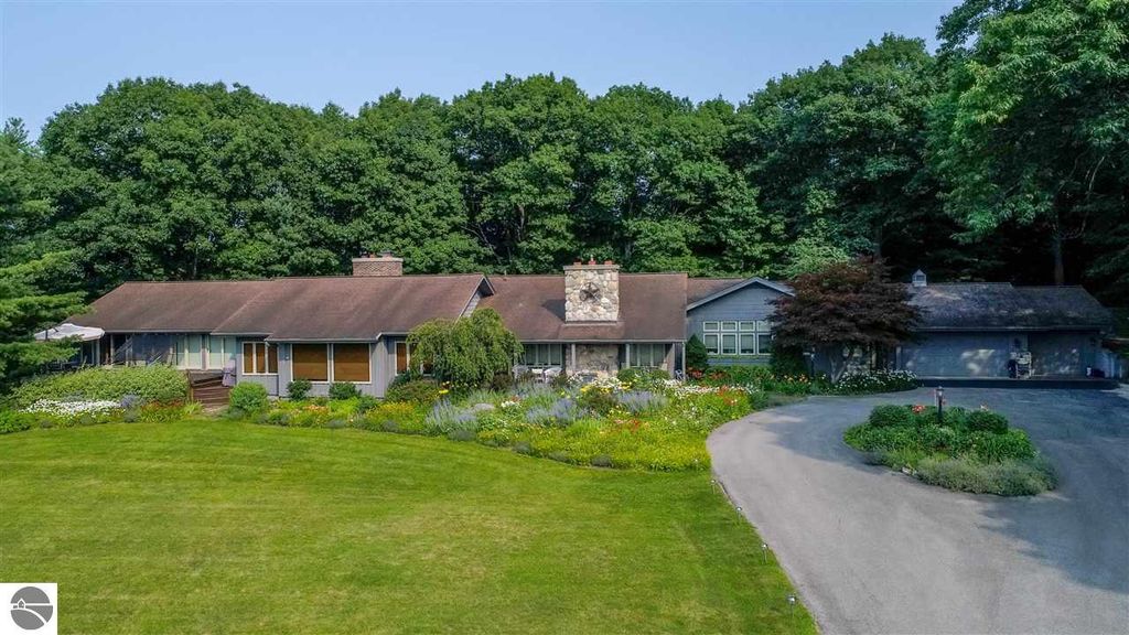 1461 N Eagle Hwy, Lake Leelanau, MI 49653