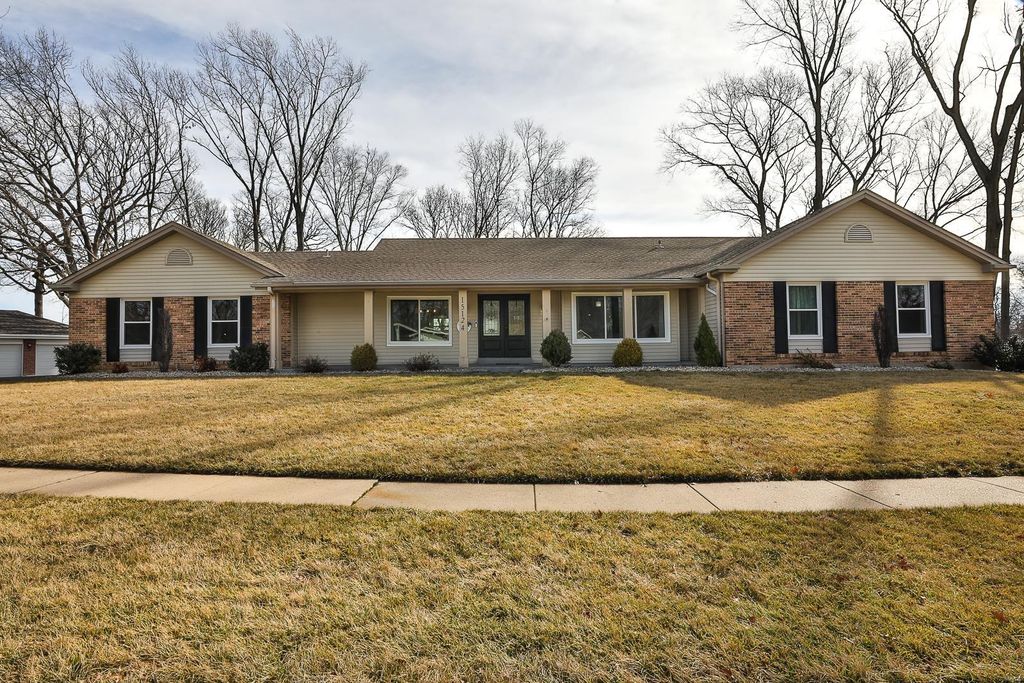 15124 Isleview Dr, Chesterfield, MO 63017