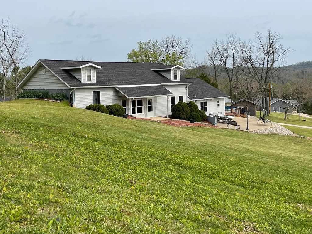 17772 Rayfield Rd, Eminence, MO 65466