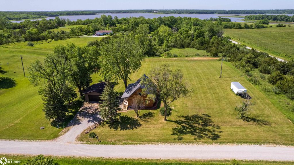 116 Pine Ridge Rd, Melrose, IA 52569