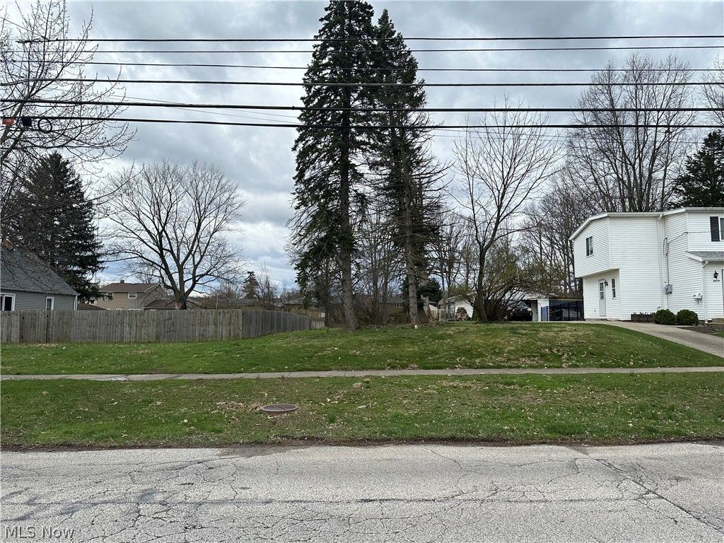 Grantwood Dr, Cleveland, OH 44134