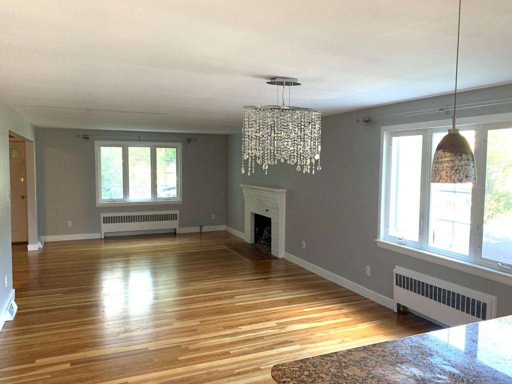 69 Louise Rd, Chestnut Hill, MA 02467
