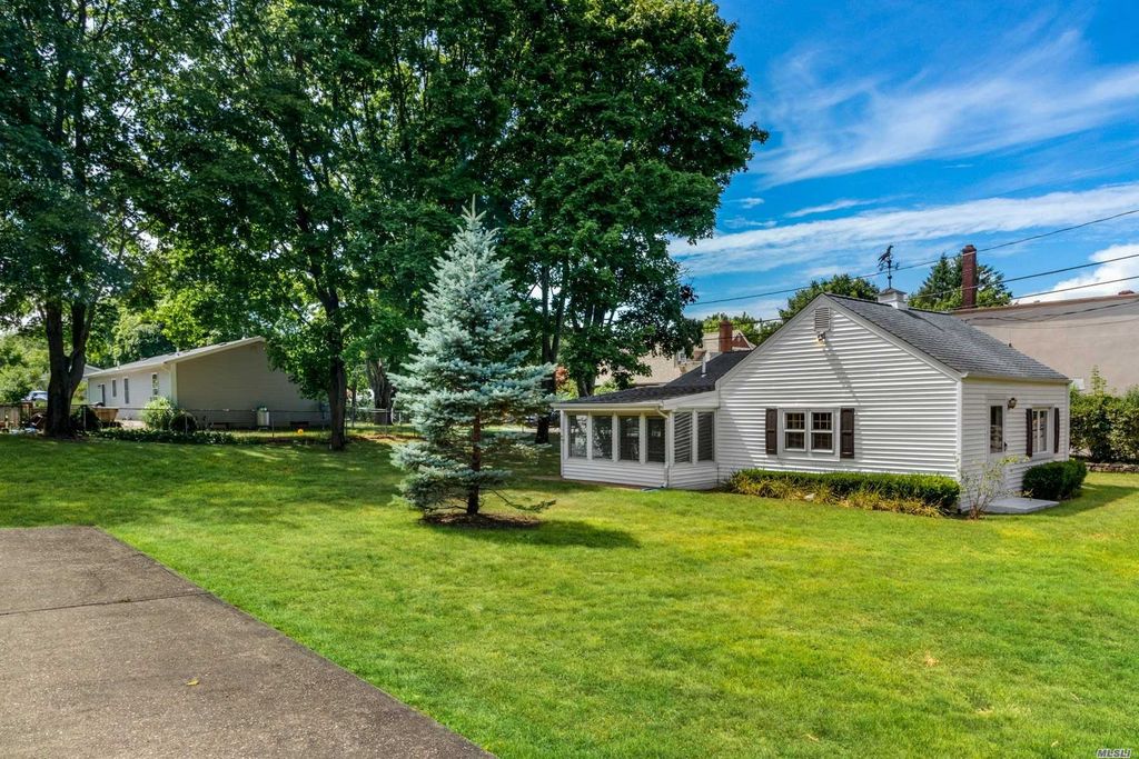 727 Hulse Landing Rd, Wading River, NY 1 Bed, 1 Bath SingleFamily