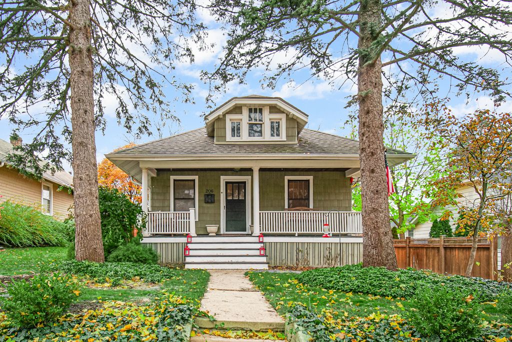 206 N Hager Ave, Barrington, IL 60010
