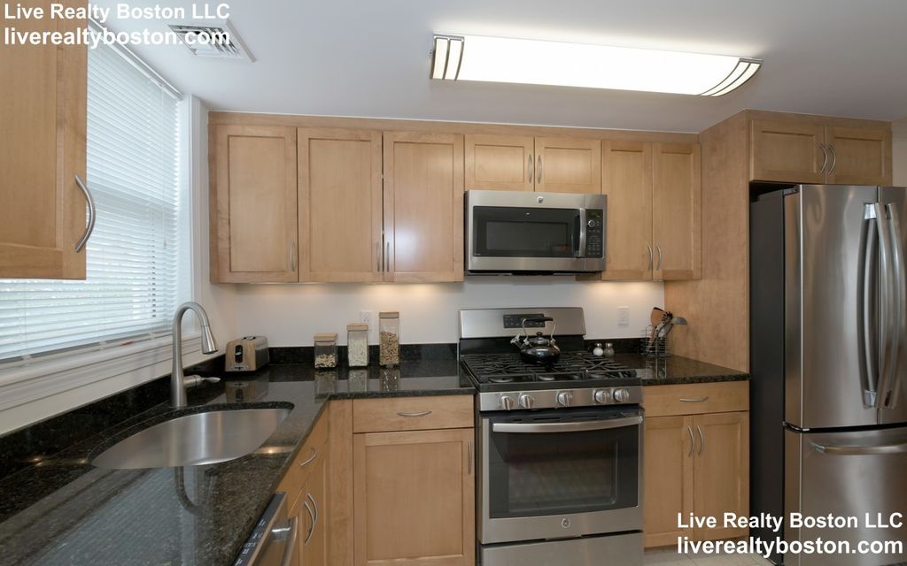 134 Thornton Rd, Chestnut Hill, MA 02467