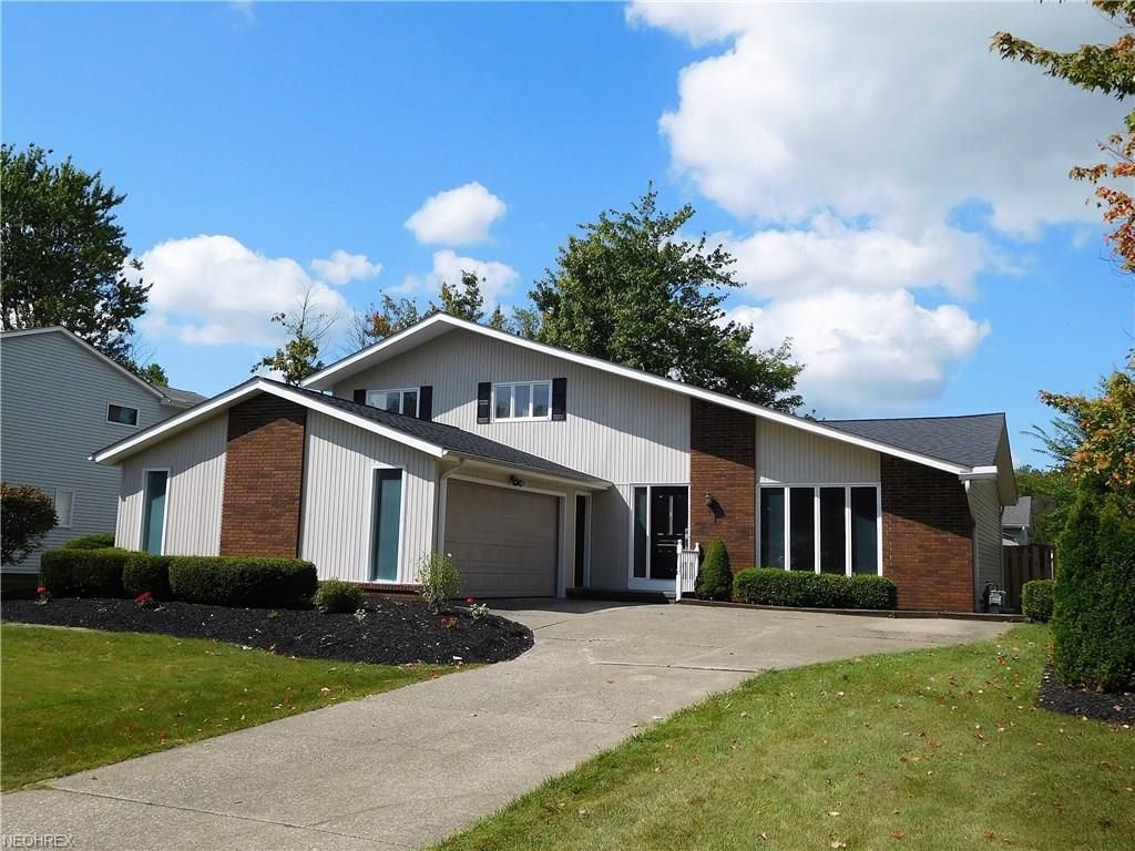 210 Normandy Dr, Brunswick, OH 44212
