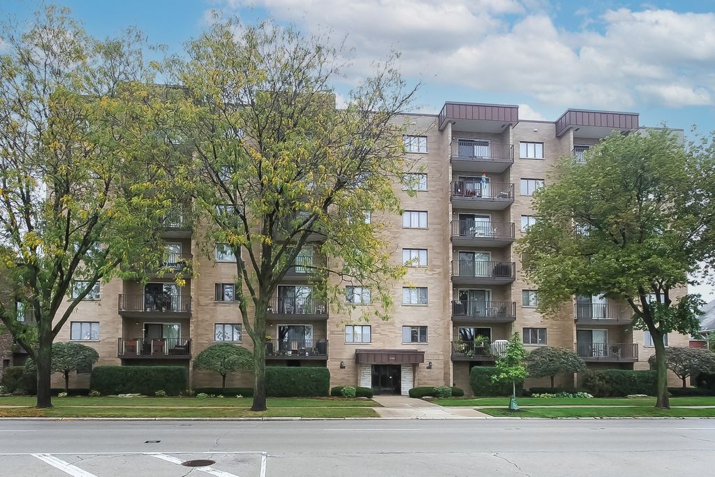 700 Graceland Ave #305, Des Plaines, IL 60016