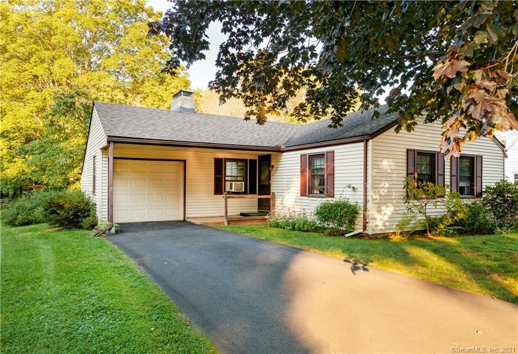 228 S Union St, Guilford, CT 06437