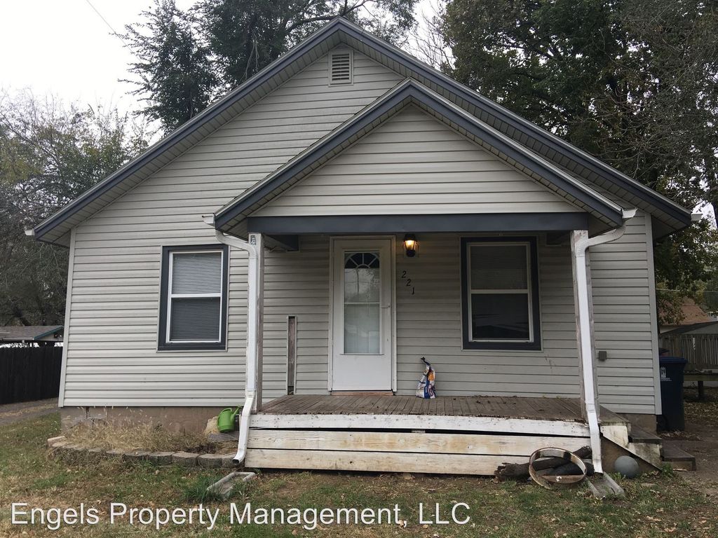 221 W Locust Ave, El Dorado, KS 67042