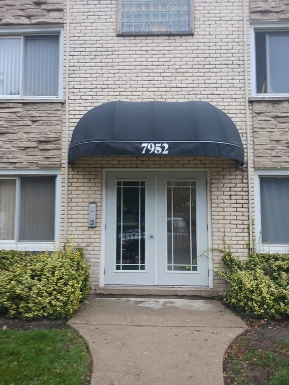 7952 Madison St #2W, River Forest, IL 60305