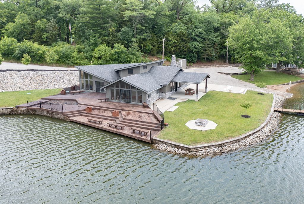 121 E Shore Dr, Cairo, MO 65239