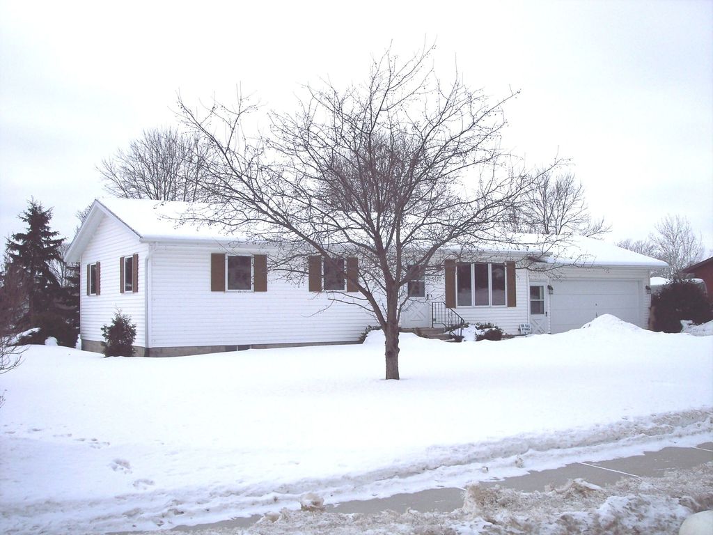 410 E Orchard Beach Ln, Rice Lake, WI - 3 Bed, 1 Bath Single-Family