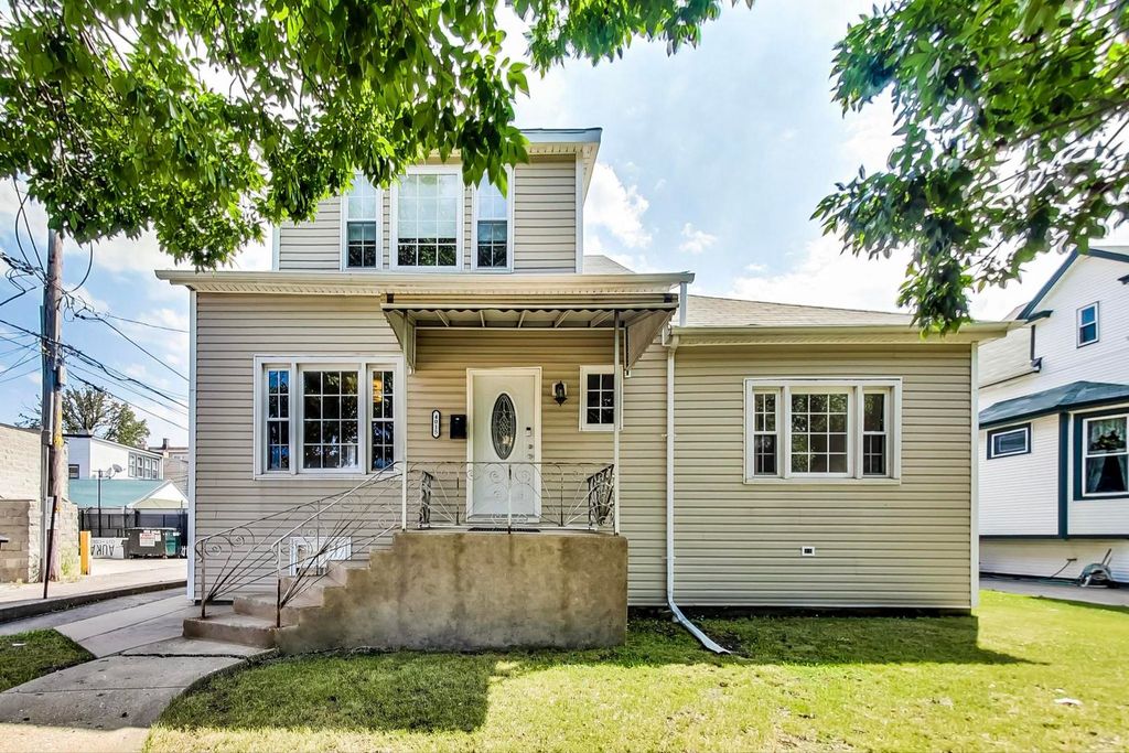 4015 W Addison St, Chicago, IL 60641