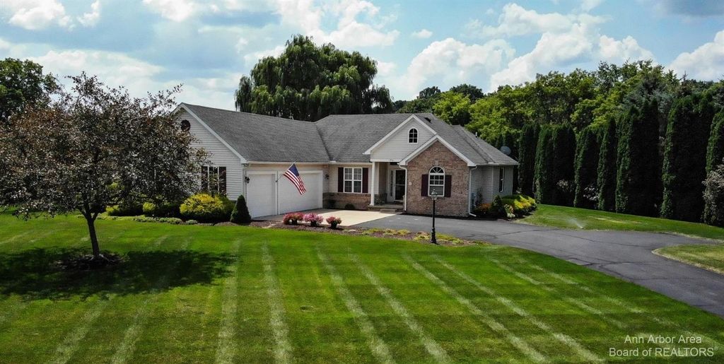 190 Pondridge Dr, Pinckney, MI 48169