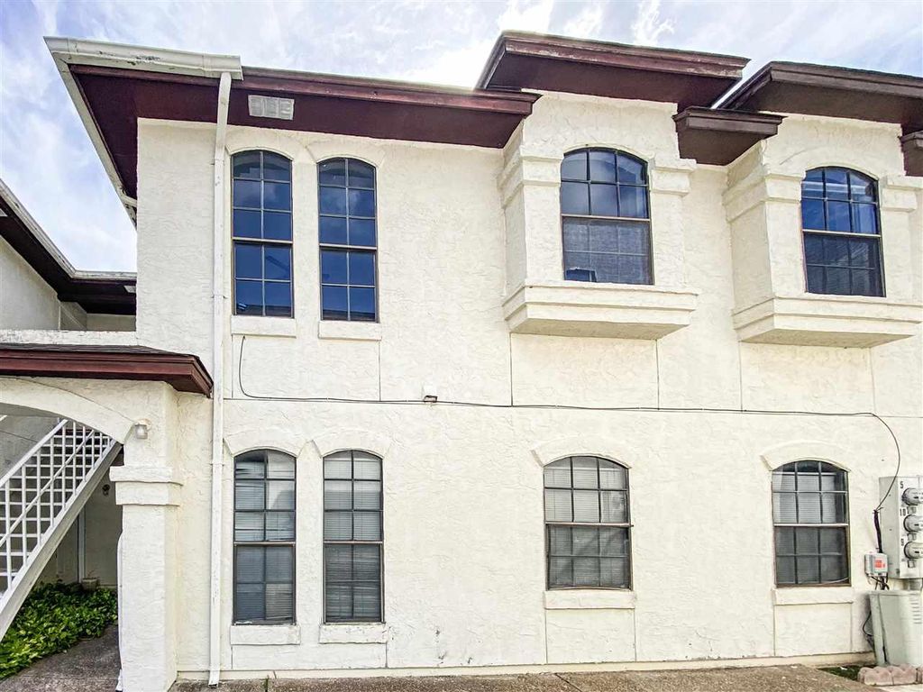 104 Belaire Dr #202, Laredo, TX 78041
