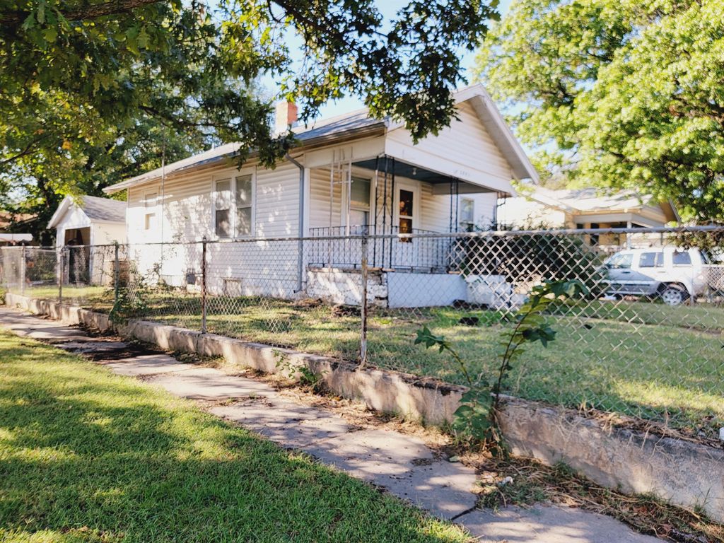 2801 W Maple St, Wichita, KS 67213