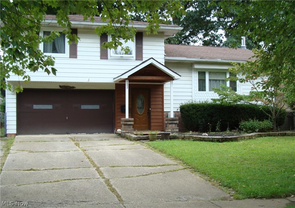 541 Silver Meadows Blvd, Kent, OH 44240