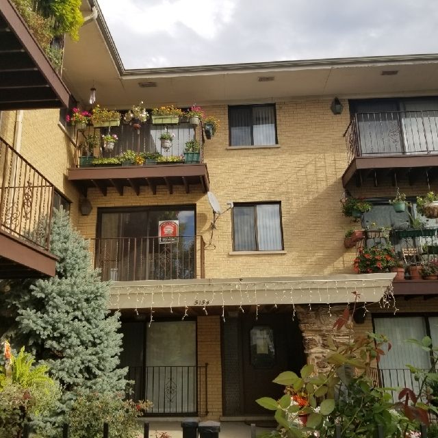 5154 W Addison St #202, Chicago, IL 60641