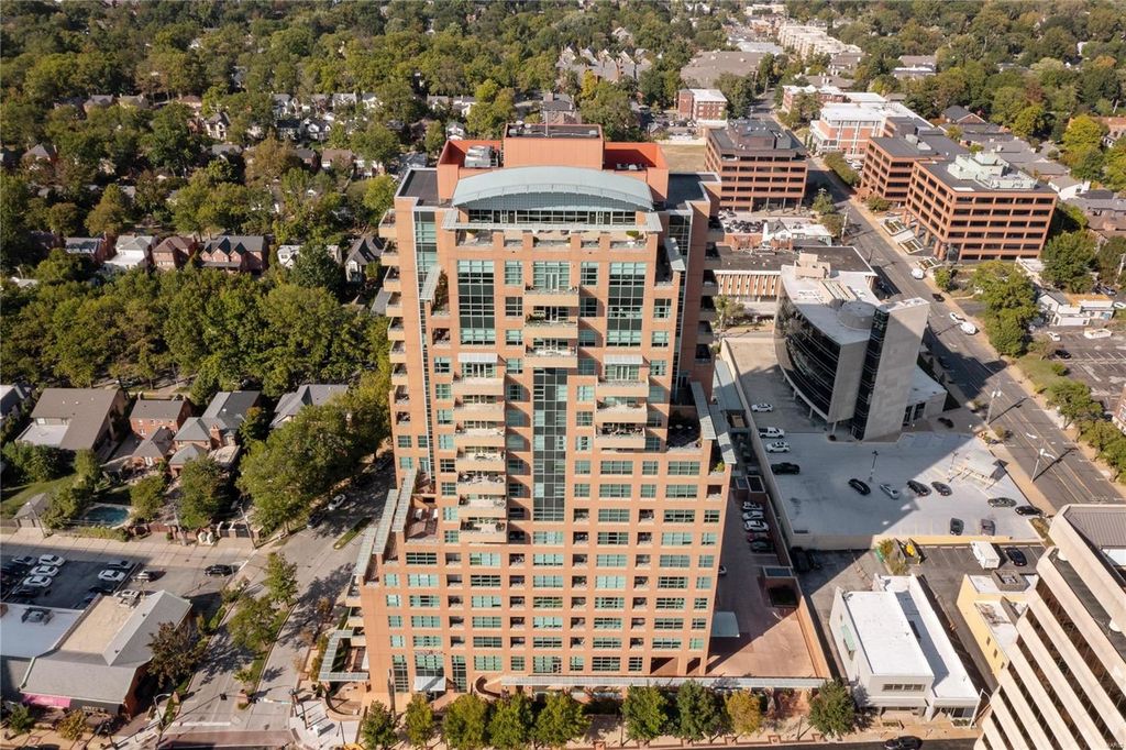 8025 Maryland Ave, Saint Louis, MO 63105