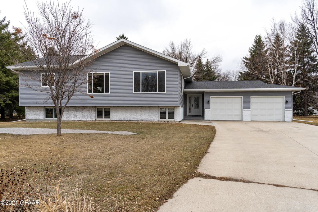 1519 21st St NW, East Grand Forks, MN 56721