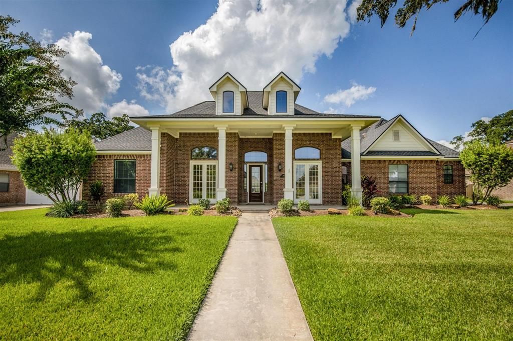 108 Arrowhead Dr, Lake Jackson, TX 77566