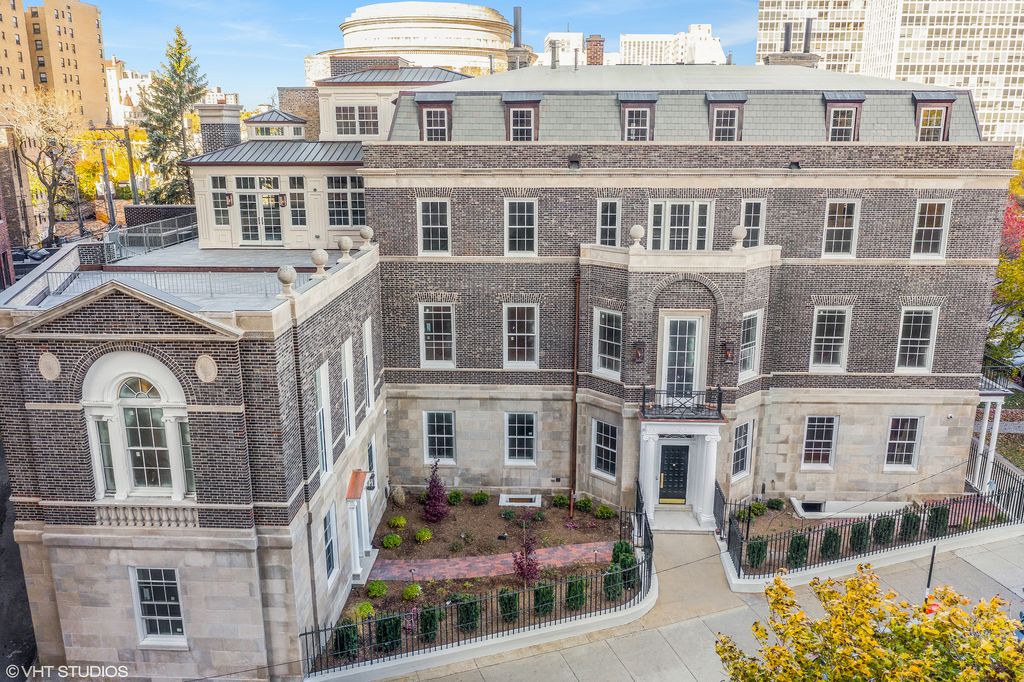 2700 N Lakeview Ave, Chicago, IL 4 Bed, 3 Bath SingleFamily Home