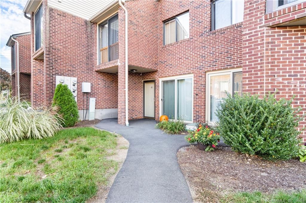 279 Redstone Hill Rd #45, Bristol, CT 06010