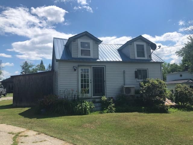 221 Commercial St, Hartland, ME 04943