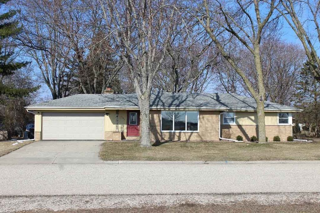 1392 N  Lapham St, Oconomowoc, WI 53066