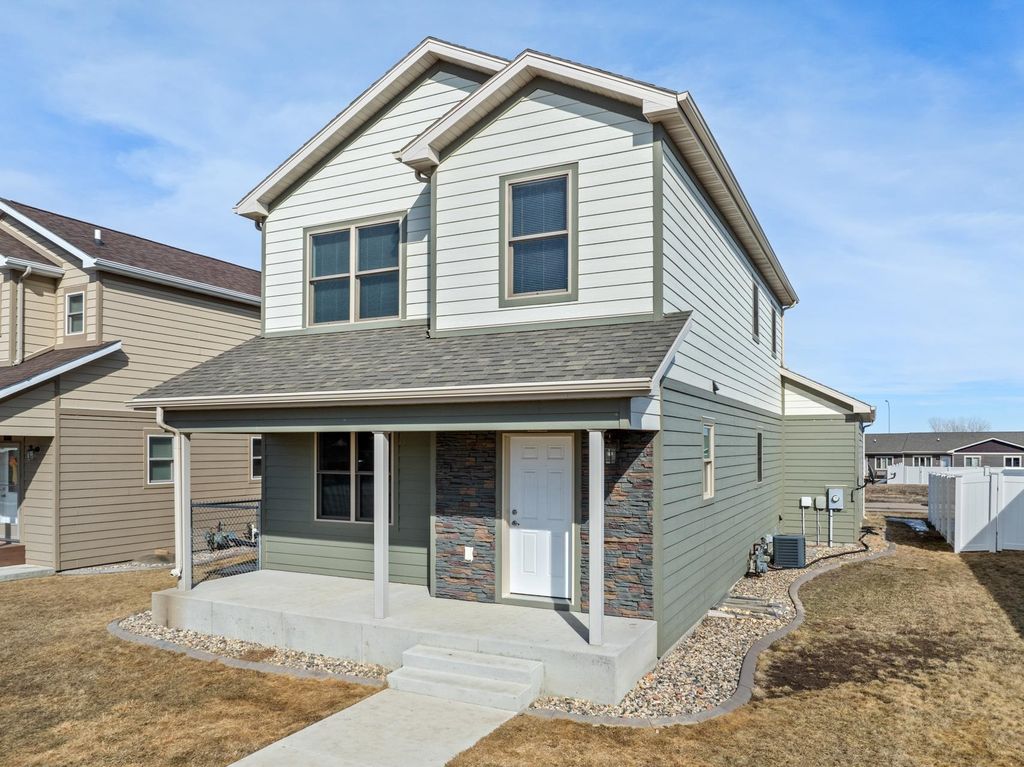 2825 Jeffrey Dr NW, Minot, ND 58703