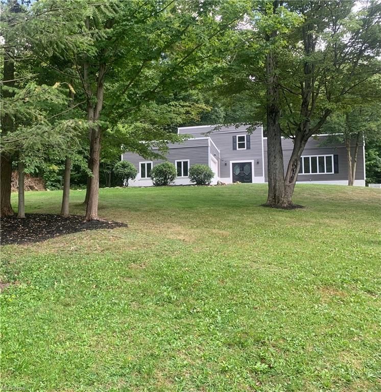 18701 Rivers Edge Dr E, Chagrin Falls, OH 44023