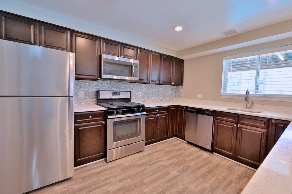11932 Twinlakes Dr, Beltsville, MD 20705