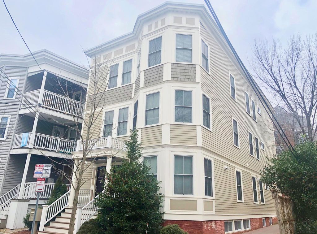 13 Athens St, Cambridge, MA 02138