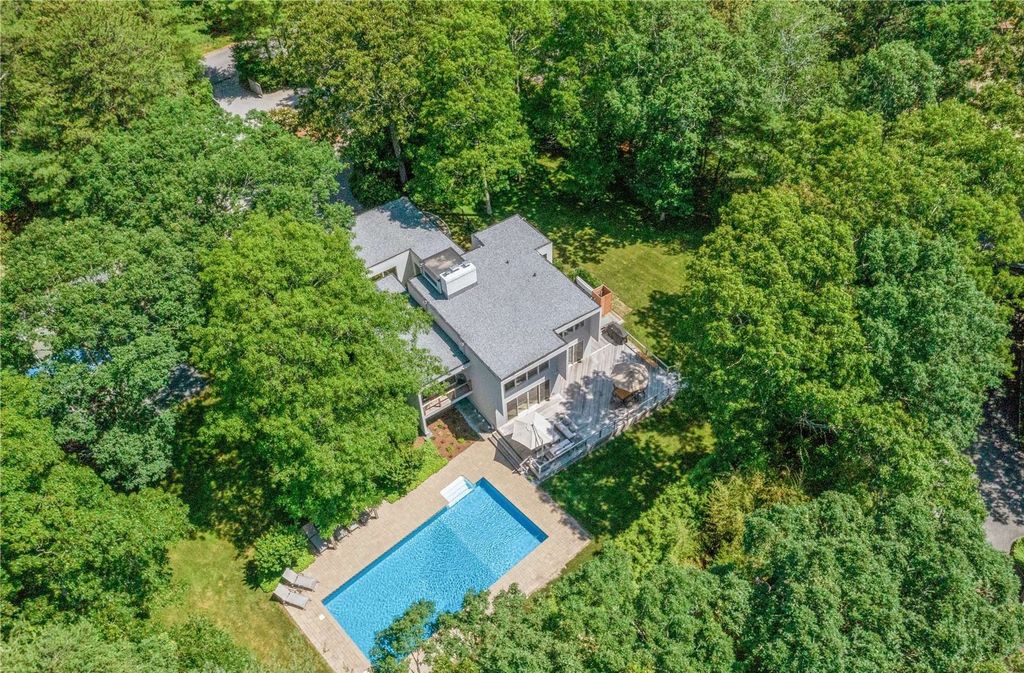 19 Woodland Way, Quogue, NY 11959
