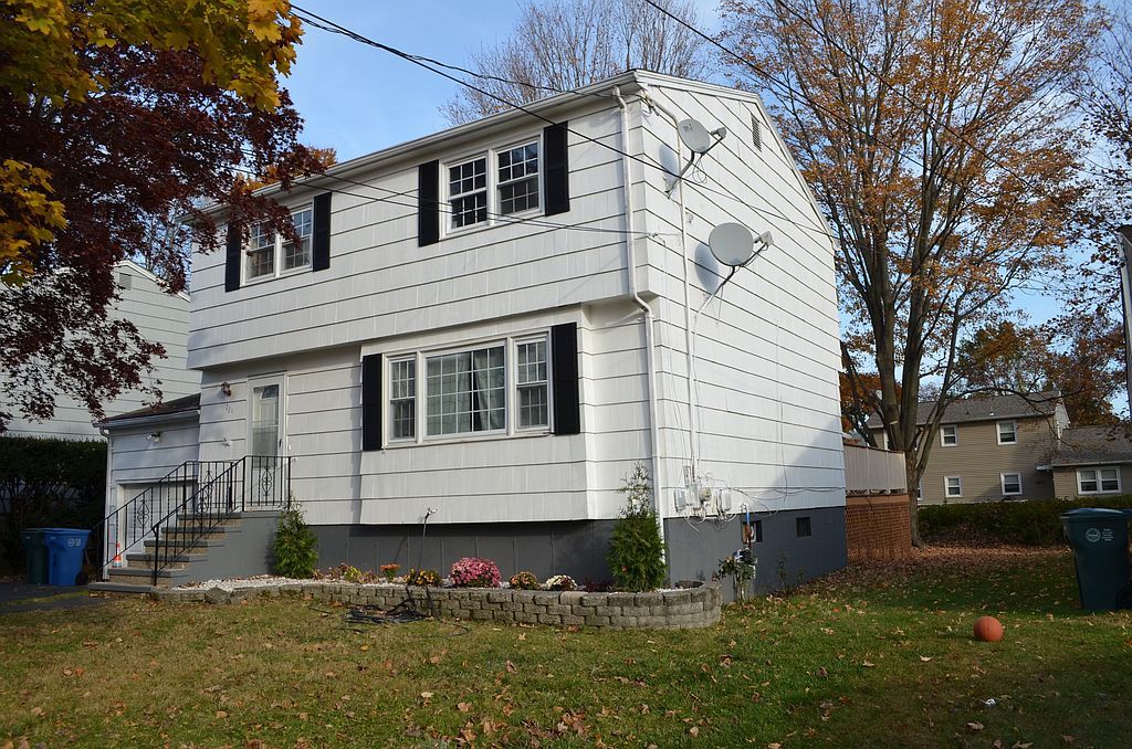 221 Daniel Rd, Hamden, CT 06517