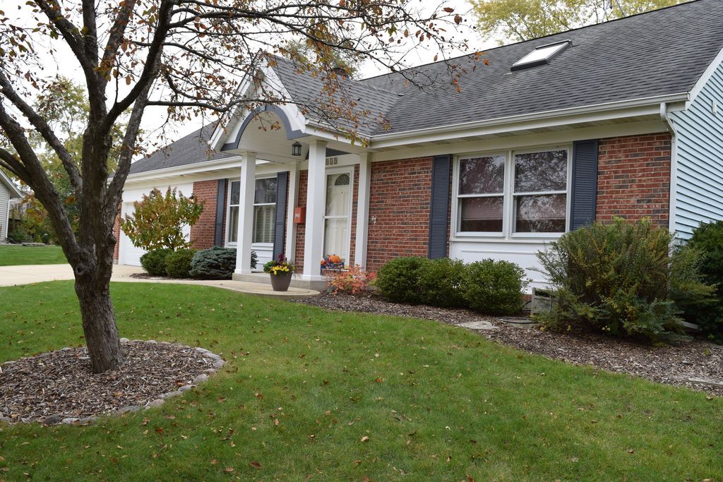 4015 N Firestone Dr, Hoffman Estates, IL 60192