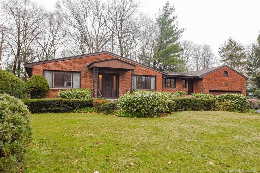 38 Fox Chase Ln, West Hartford, CT 06107