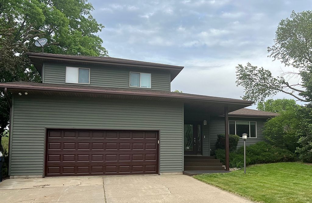 55 Laura Dr, Le Mars, IA 51031