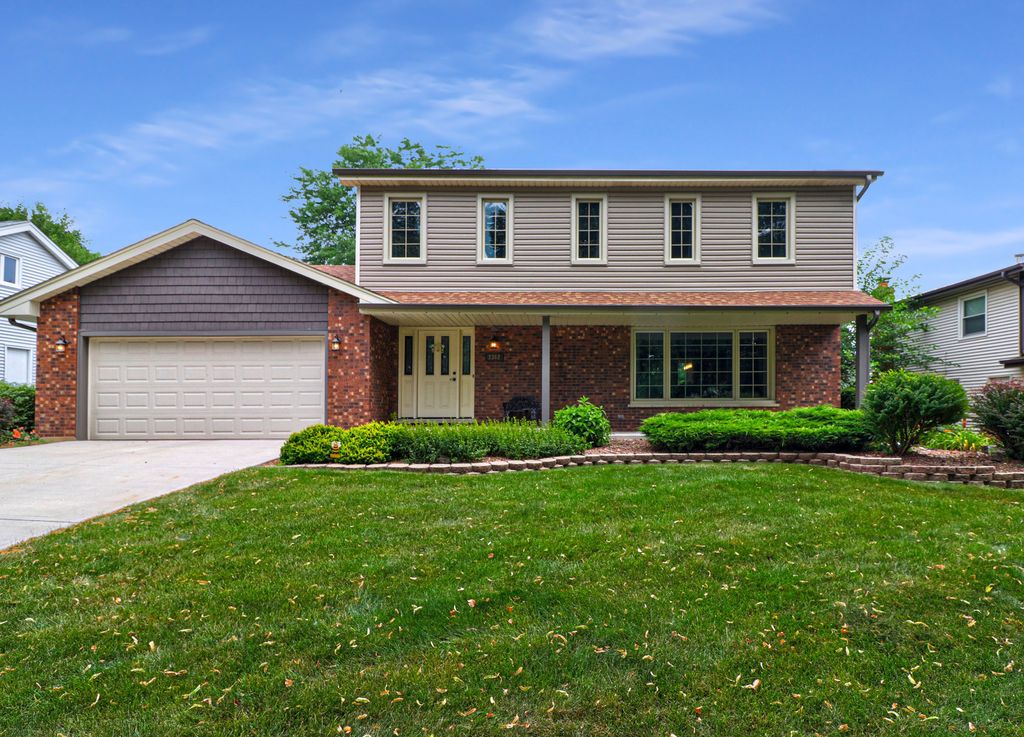 2362 Barkridge Ct, Lisle, IL 60532