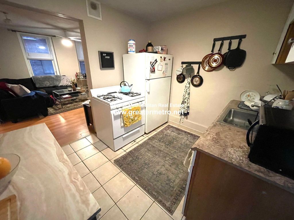 16 Battery St #1R, Boston, MA 02109