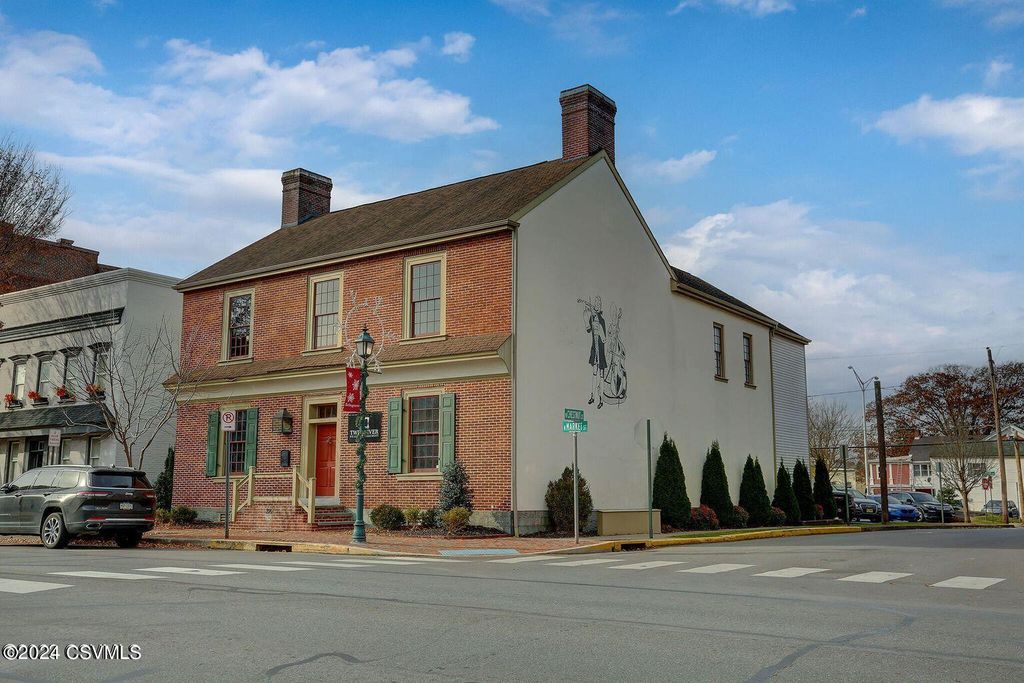 28 N  Market St, Selinsgrove, PA 17870