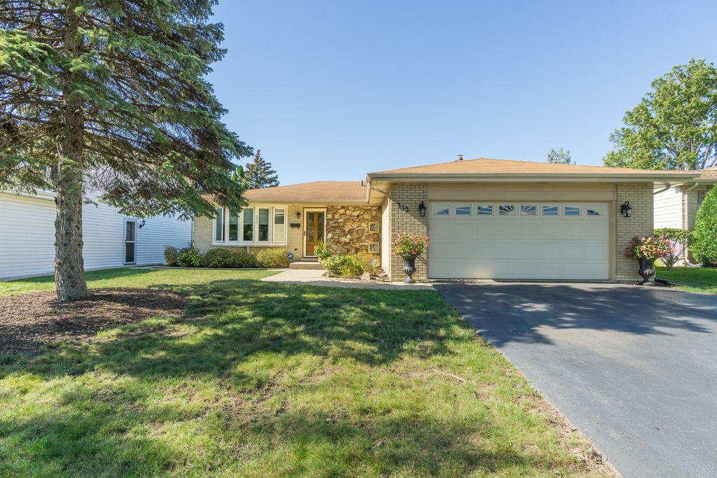 212 N Flora Pkwy, Addison, IL 60101