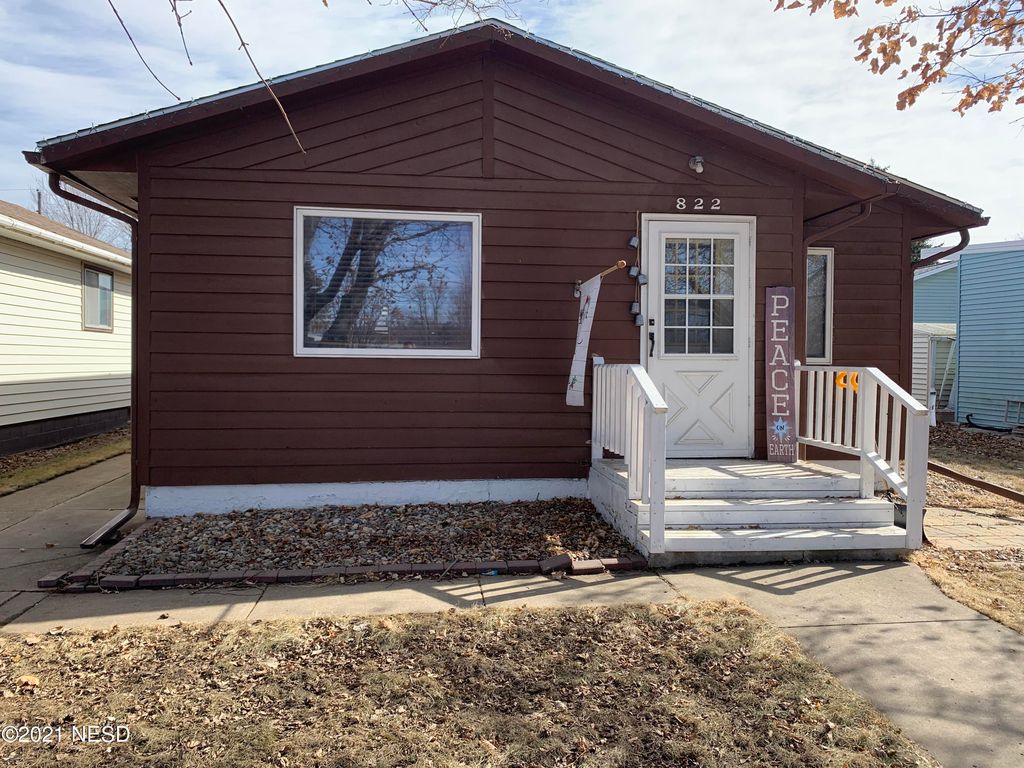 822 8th St NE, Watertown, SD 57201