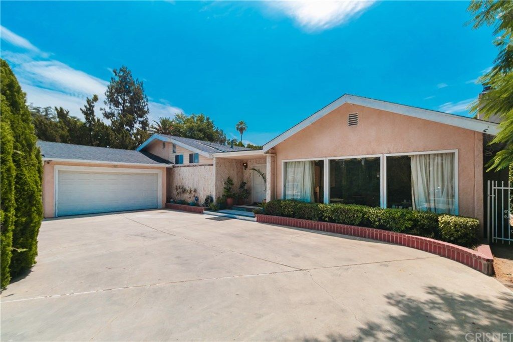23110 Oxnard St, Woodland Hills, CA 6 Bed, 5 Bath Single