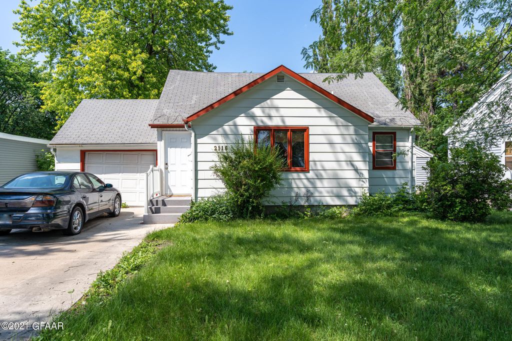 2116 1st Ave N, Grand Forks, ND 58203