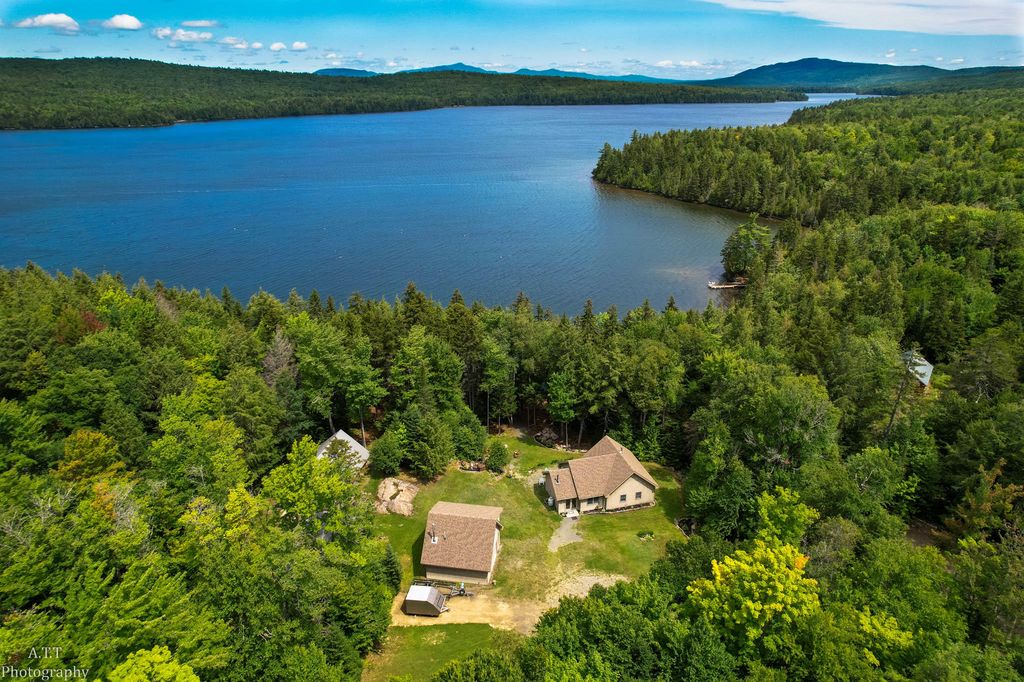 5 Lake St, Jackman, ME 04945