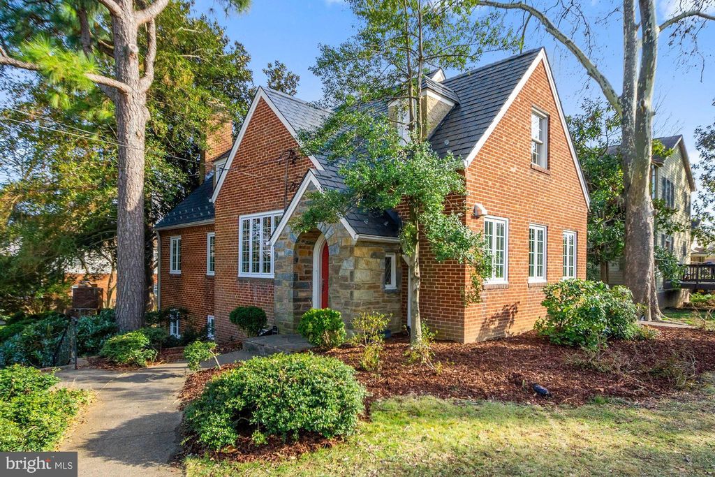 8119 Flower Ave, Takoma Park, MD 20912