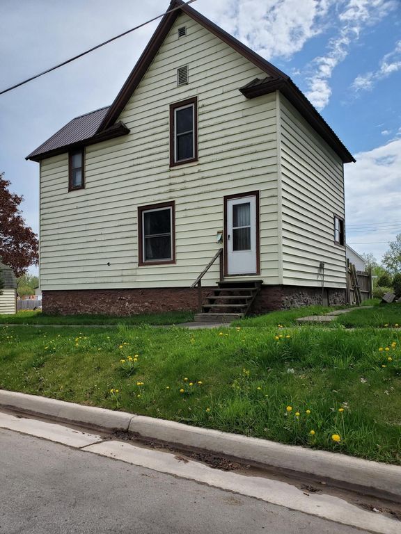 814 E Spruce St, Sault Sainte Marie, MI 49783