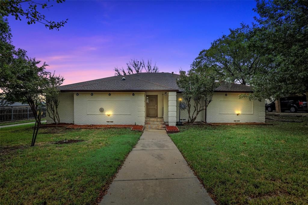4300 Village Green Dr, Irving, TX 75038