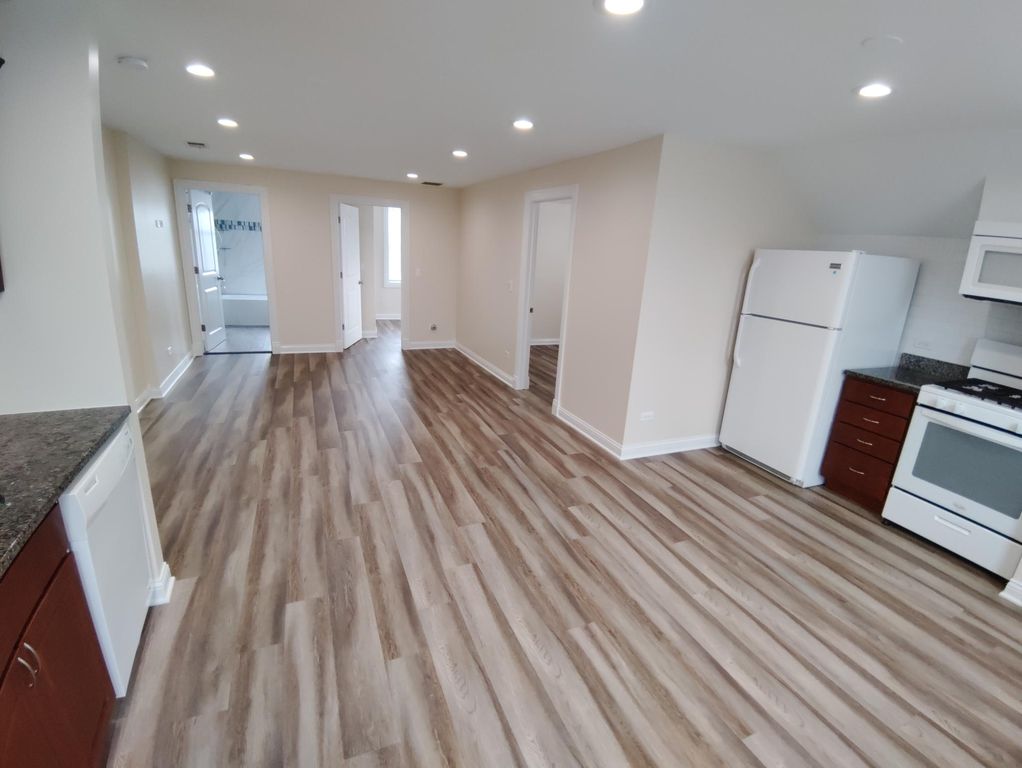 212 S Emerson St #2R, Mount Prospect, IL 60056